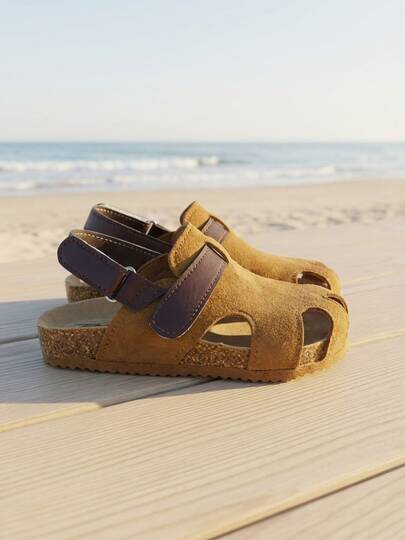 Dép xăng đan trẻ em bé gái 3-8 tuổi, màu nâu vàng mù tạt, chất liệu da lộn, mũi kín bảo vệ, đế lót bằng nút bần, quai đôi điều chỉnh được, kiểu dáng công sở, thích hợp cho hoạt động ngoài trời và đi học.