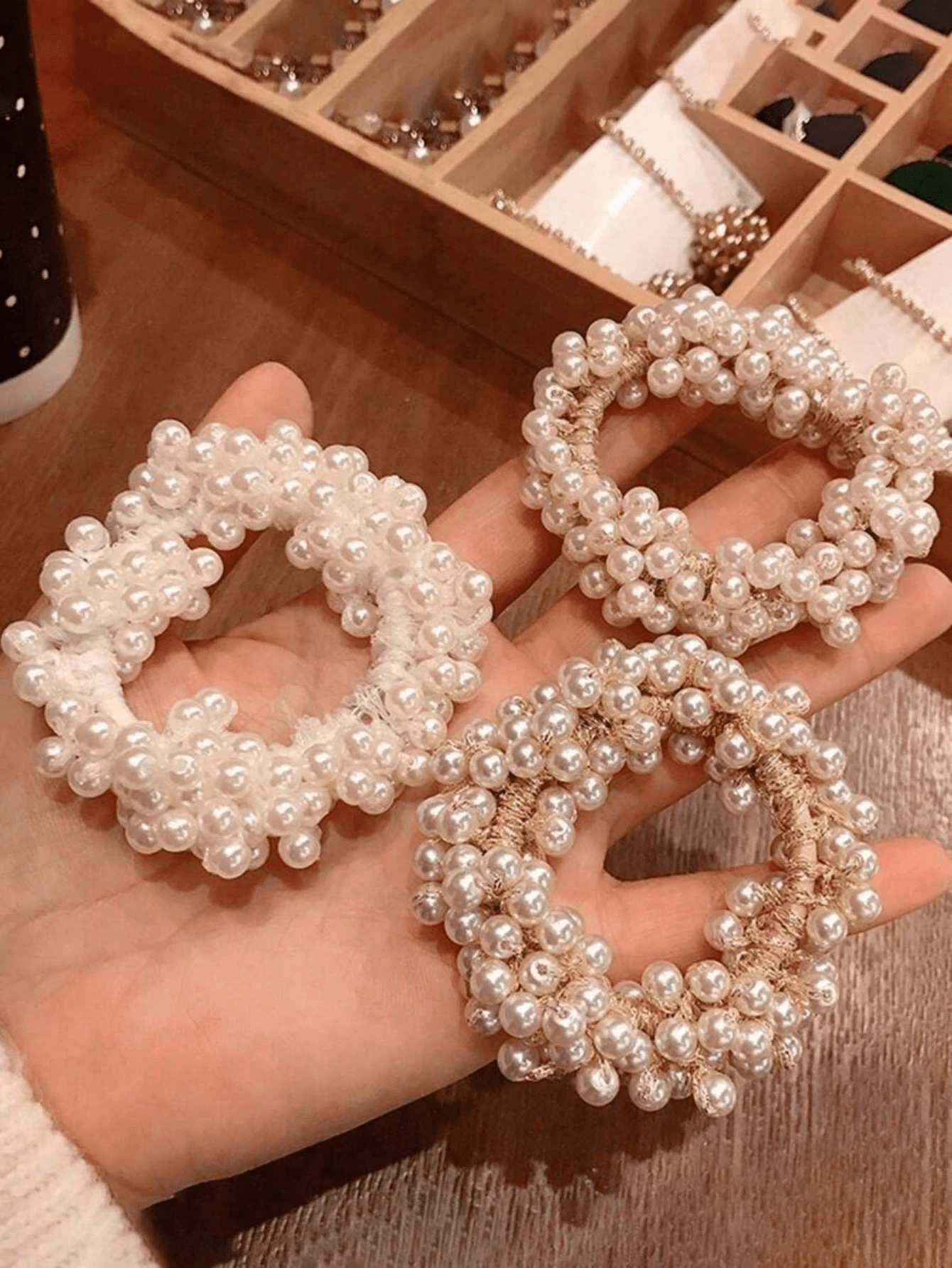女士白色金色仿珍珠发圈,长 3.54 英寸/9 厘米,时尚百搭,简约优雅纯色发绳,适合日常佩戴、休闲、派对、通勤、度假、扎马尾、盘发、洗脸、化妆、搭配服装等场合,是夏季、假日和旅行的理想选择。 - 彩色 - 查看 1