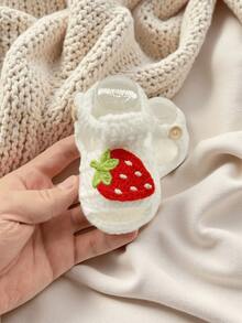 1 par de sandalias de bebé hechas a mano a ganchillo, blancas con decoración de fresa, botitas suaves tejidas con botón - Blanco - Ver 2
