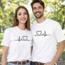 Camiseta con estampado de líneas de latidos de corazón a juego para parejas, camisetas románticas a juego para el Día de San Valentín para uso diario en parejas, regalos de cumpleaños, regalos de Halloween o como camiseta conmemorativa para amigos o seres queridos, también adecuada como suéter. Entrega rápida. - Mujer blanca - Ver 6