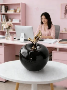 Un adorno con forma de manzana negra, elaborado con un estilo creativo y lujoso, adecuado para fiestas, escritorios, oficinas, decoración del hogar y como un regalo perfecto para cumpleaños o graduación. - Múltiples estilos - Ver 3