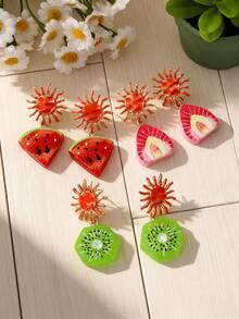 一对树脂材质的热带水果耳环，造型为阳光下成熟的草莓、橙子和西瓜。非常适合夏季度假和音乐节佩戴。 - 彩色 - 查看 8