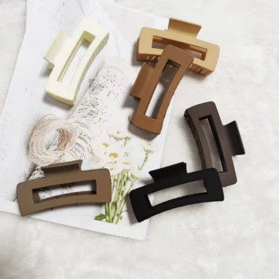 1 Piece Of A Square-Shaped Lightweight Plastic Hair Clip, Featuring A Matte Finish And A Sleek, Styled Hairstyle. This Stylish, Versatile, High-End, Elegant, And Minimalist Hair Accessory Is Suitable For Everyday Casual Wear, Gatherings, Commuting, Vacations, Hair Styling, Washing The Face, Applying Makeup, And Pairing With Outfits.