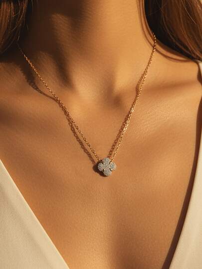 1件奢华优雅全钻四叶草项链，女士百搭，适合派对佩戴，是生日或情人节的完美礼物，精致珠宝。