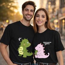 Camiseta con estampados de dinosaurios de dibujos animados, perfecta para que las parejas las usen juntas en su día a día, como regalo de cumpleaños, regalo de Halloween o como camiseta conmemorativa para amigos o seres queridos. También es adecuada como suéter. Entrega rápida. - Mujer oscura - Ver 6