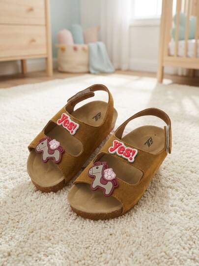 超级可爱！3-12岁焦糖棕色卡通小马无趾女童凉鞋。仿皮面料+3D小马图案+字母装饰。魔术贴可调节鞋跟。柔软木质中底搭配防滑橡胶鞋底。趣味十足的休闲风格。非常适合日常穿着。春夏可作外穿凉鞋！
