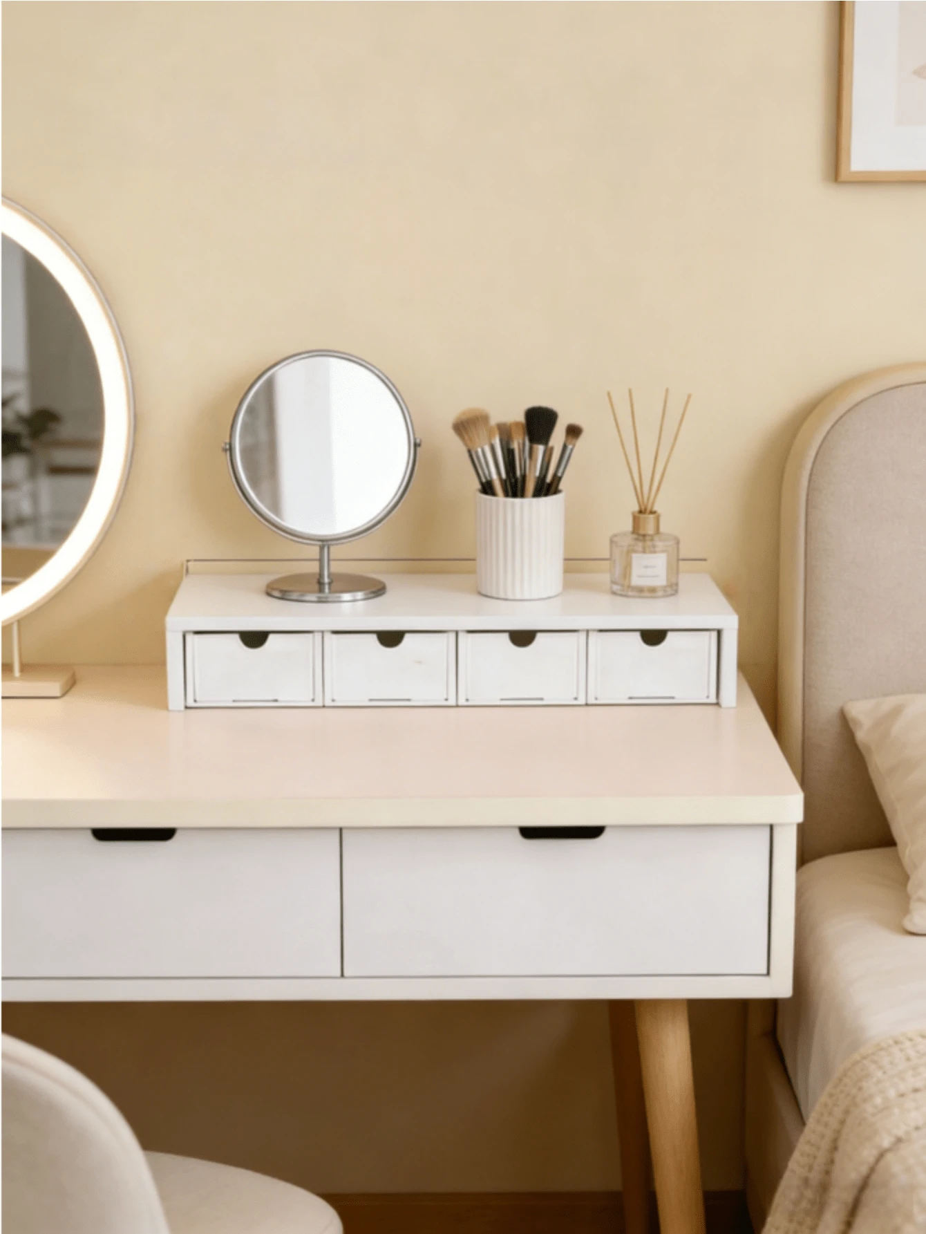 Hộp đựng đồ để bàn 1 chiếc có 4 ngăn kéo, nhiều lựa chọn, chất liệu nhựa nhẹ và bền, tiết kiệm không gian, đa chức năng. Thích hợp để sắp xếp và cất giữ văn phòng phẩm, đồ dùng văn phòng, mỹ phẩm, vật dụng nhỏ, tuyệt vời cho ký túc xá, bàn trang điểm phòng ngủ, bàn làm việc văn phòng và nhiều nơi khác. - trắng - Xem 1