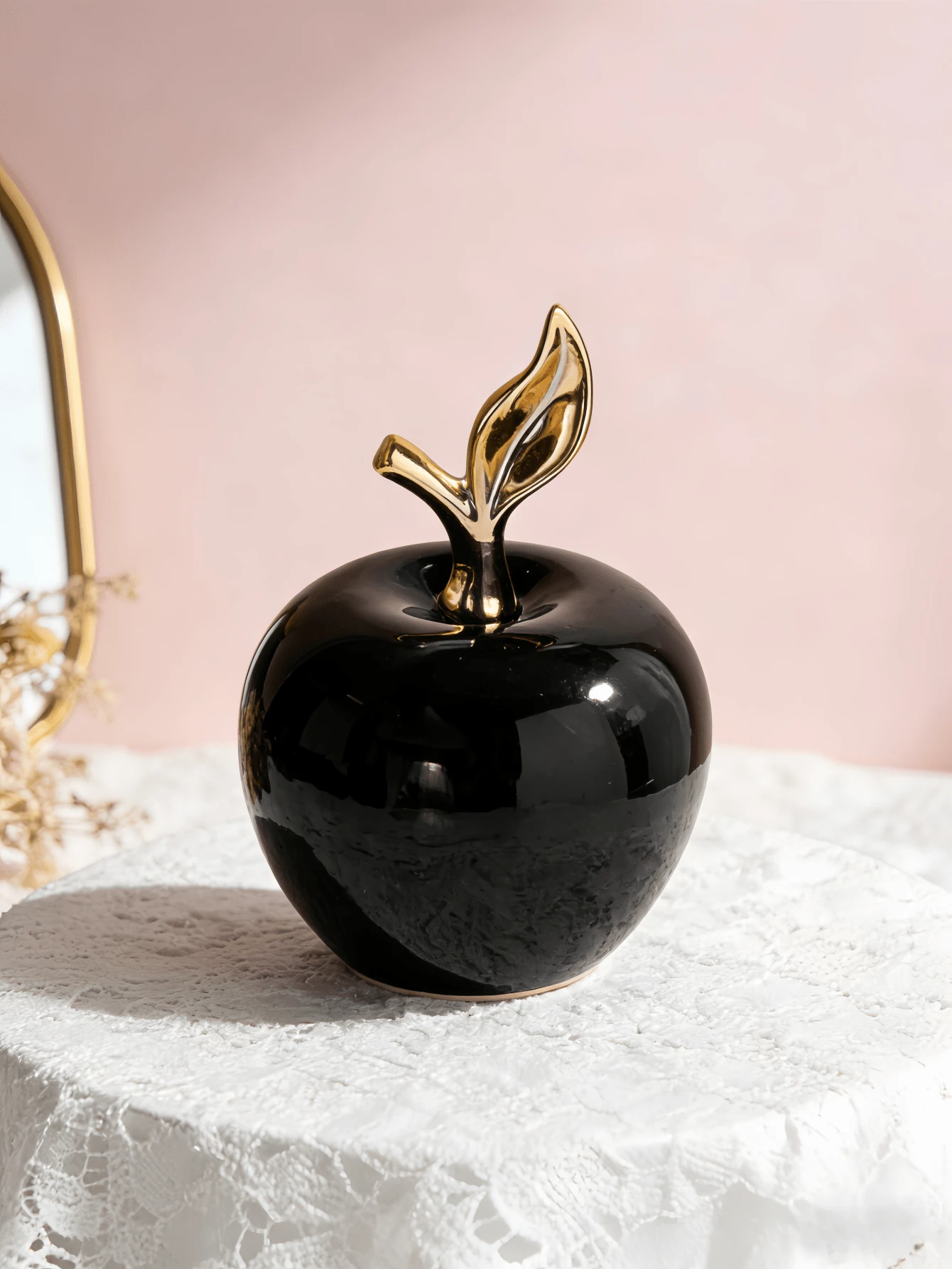 Un adorno con forma de manzana negra, elaborado con un estilo creativo y lujoso, adecuado para fiestas, escritorios, oficinas, decoración del hogar y como un regalo perfecto para cumpleaños o graduación. - Múltiples estilos - Ver 1