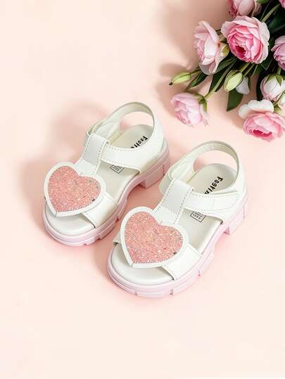 1双时尚厚底儿童凉鞋，女童凉鞋，时尚舒适，爱心装饰，适合日常穿着、度假、聚会、购物等场合。