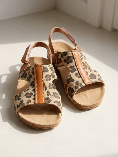 Must-Have For Kids! 3-12 Years Old Leopard Print Multi-Color Cork-Soled Children's Sandals. Canvas Base + Classic Leopard Print Pattern. Same Color Leather Patch Trim. T-Shaped Open-Toe Design. Leather Strap At The Heel For Adjustable Fit. Soft Cork Midsole With Anti-Slip Rubber Sole. Street Retro Casual Style. Daily Versatile. Spring/Summer Outerwear Sandals!