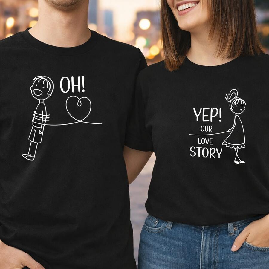 Camiseta con diseño de pareja adorable y camisetas a juego "Oh! ¡Sí! "Nuestra Historia de Amor" Impresión para uso diario, regalos de cumpleaños, regalos de Halloween, o como una camiseta conmemorativa para amigos o seres queridos. También es adecuada como suéter. Entrega rápida. - Hombre Oscuro - Ver 1