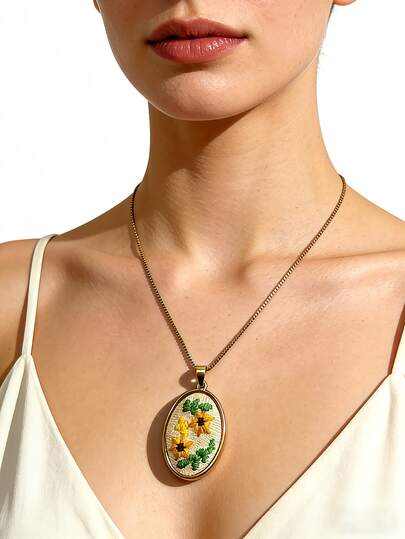 1件金色不锈钢吊坠项链，饰有手工刺绣彩色花朵，适合女性日常佩戴