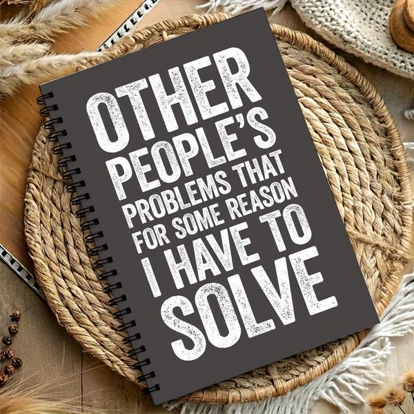 1 pieza Cuaderno de espiral divertido para el Día del Jefe - Regalo con humor de oficina con cita "Los problemas de otras personas" - Adecuado para gerentes, compañeros de trabajo, diario profesional para eventos de aprecio - Cuaderno de papel de escritura suave para trabajo en equipo y notas personales - Regalo divertido para el jefe, compañeros de trabajo, gerentes, diseño humorístico, cubierta duradera, regalo para compañeros de trabajo, cuaderno para resolver problemas, adecuado para las 4 estaciones