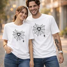 Camiseta con diseño de corazón de telaraña y calavera, camisetas a juego para parejas, camisetas gráficas de Halloween para uso diario, regalos de cumpleaños, regalos de Halloween o como camiseta conmemorativa para amigos o seres queridos, también adecuada como suéter. Entrega rápida. - Hombre Blanco - Ver 1