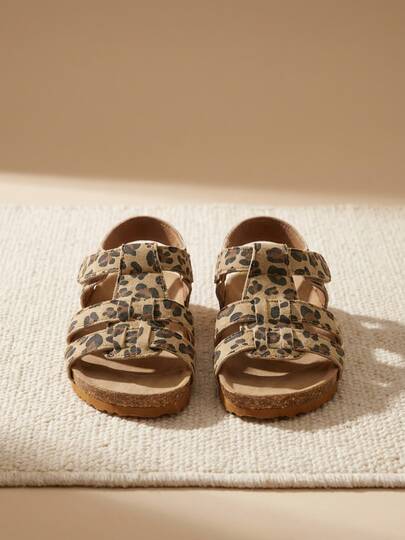 Món đồ không thể thiếu cho bé! Sandal dệt họa tiết da báo dành cho bé gái từ 3-12 tuổi. Đế bằng vải canvas với họa tiết da báo cổ điển. Quai trước được dệt chắc chắn. Cấu trúc khoét rỗng. Có thể điều chỉnh ở gót. Đế giữa bằng gỗ mềm với đế cao su chống trượt. Phong cách đường phố retro, kiểu cargo. Đa năng cho mỗi ngày. Sandal mùa xuân/hè!