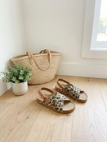 Fashionable And Versatile - 3-12 Year Old Leopard Print Cross-Strap Open-Toe Children's Sandals. Canvas Texture Leopard Print Pattern + Caramel Brown Leather Back Strap. Cross Straps With Adjustable . Soft Wood Midsole With Anti-Slip Rubber Sole. American Retro Street Style. Daily Casual Wear. Spring/Summer Outerwear Sandals! - Mocha Brown - View 3