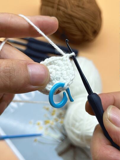 四件套钩针编织入门套装，蓝色套装 - 软柄钩针 + 7厘米安全缝纫针 + 2个记号扣，适合初学者编织DIY毛线工艺工具