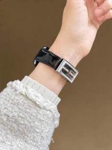 Piele lăcuită neagră cu curea decorativă cu litere metalice, mărime reglabilă | Negru lucios de lux cu design cu cataramă metalică, compatibil cu Apple Watch Ultra/SE/Series 11/10/9/8/7/6/5/4/3/2/1 | Se potrivește cu dimensiunile 38 mm 40 mm 41 mm 42 mm 44 mm 45 mm 46 mm 49 mm - argintiu negru - Vizualizare 4