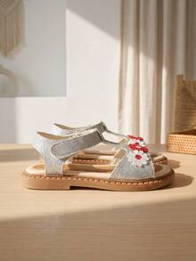 Fresh Countryside 3-12岁女童蓝银闪亮耀眼小雏菊刺绣儿童凉鞋 - 蓝银闪亮鞋面 + 手工红白小雏菊刺绣，露趾镂空结构，后跟魔术贴可调节，多层缓冲复合鞋底，动感、甜美、清新风格，日常度假、春夏户外凉鞋！ - 薄荷藍 - 查看 4