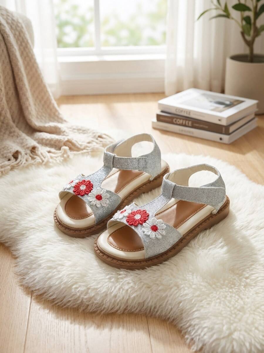 Fresh Countryside 3-12岁女童蓝银闪亮耀眼小雏菊刺绣儿童凉鞋 - 蓝银闪亮鞋面 + 手工红白小雏菊刺绣，露趾镂空结构，后跟魔术贴可调节，多层缓冲复合鞋底，动感、甜美、清新风格，日常度假、春夏户外凉鞋！ - 薄荷藍 - 查看 1