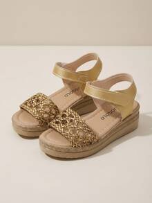 3-12岁女童金色编织图案厚底凉鞋。柔软金色PU材质，3D编织图案镂空鞋面。露趾设计，透气舒适。复古编织图案厚底。后跟可调节绑带。多层减震复合鞋底。复古乡村奢华休闲风。适合日常及度假穿着。春夏户外凉鞋！ - 金色 - 查看 2