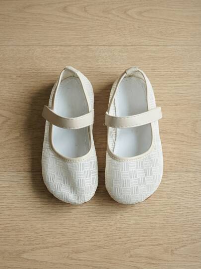 3-10岁女童米色玛丽珍鞋。米色编织鞋面，浅桃色PU包边。防滑软橡胶鞋底。魔术贴设计。简约日系风格。适合上学和户外活动。春夏舒适平底童鞋！
