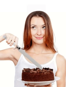 两件套不锈钢蛋糕刀铲套装，包含一把蛋糕刀和一把带塑料水晶手柄的不锈钢铲，适用于婚礼蛋糕、生日、周年纪念日和节日派对。 - 查看 4