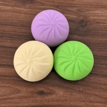 1个10厘米逼真蒸包减压玩具，带蒸笼的恶搞礼物，柔软的包子挤压玩具，逼真的减压挤压玩具，创意礼物，恶搞玩具，装饰品，减压玩具（由于拍摄原因可能存在轻微色差，介意者慎拍） - 彩色 - 查看 11