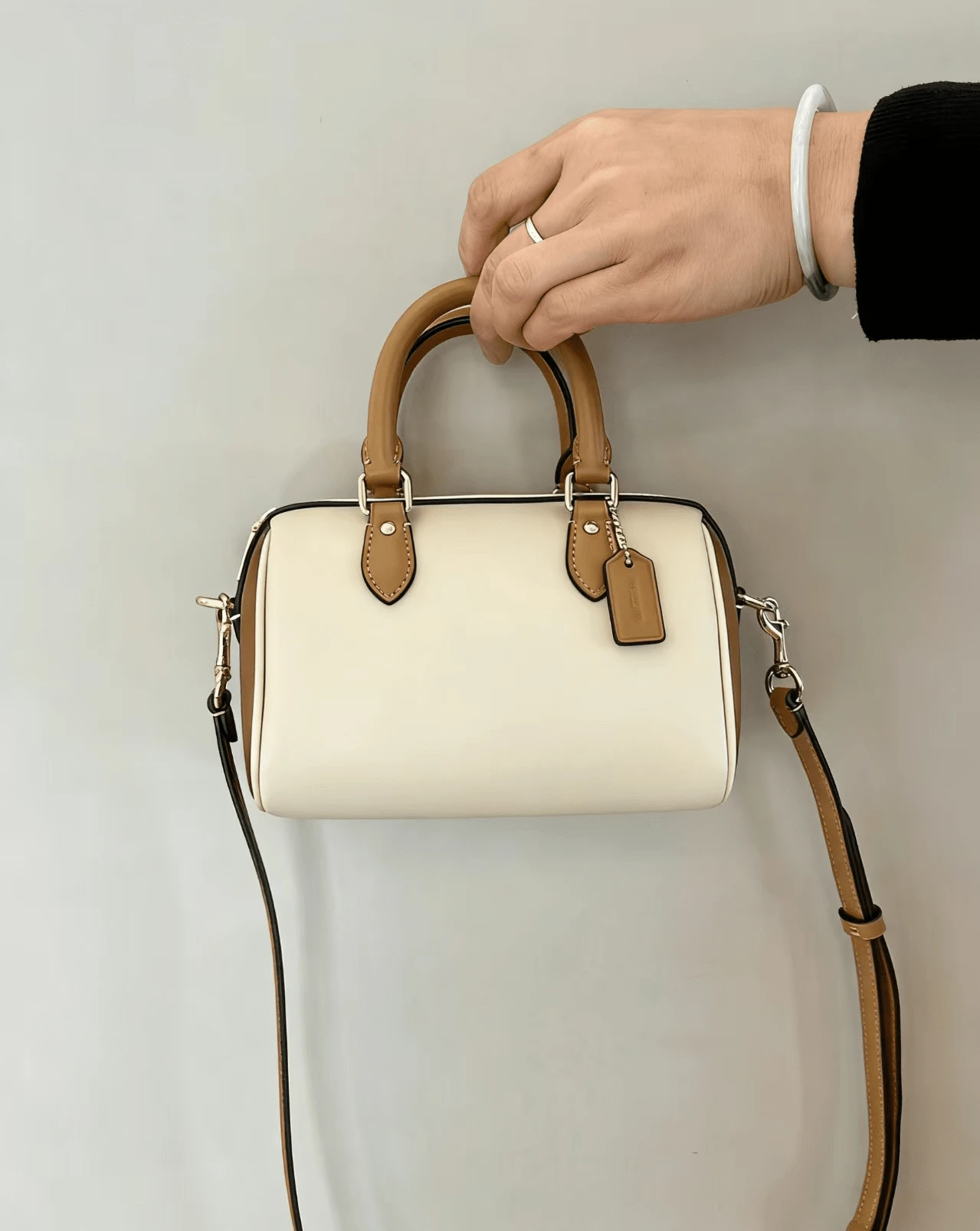 The Small Underarm Bag, With Its Sleek Lines And Exquisite Edging Craftsmanship, Embodies A Sense Of "Quiet Luxury" In Minimalist Aesthetics, And Complements A Variety Of Styles Such As Trench Coats, Denim, And Suits. - 棕色 - 查看 1