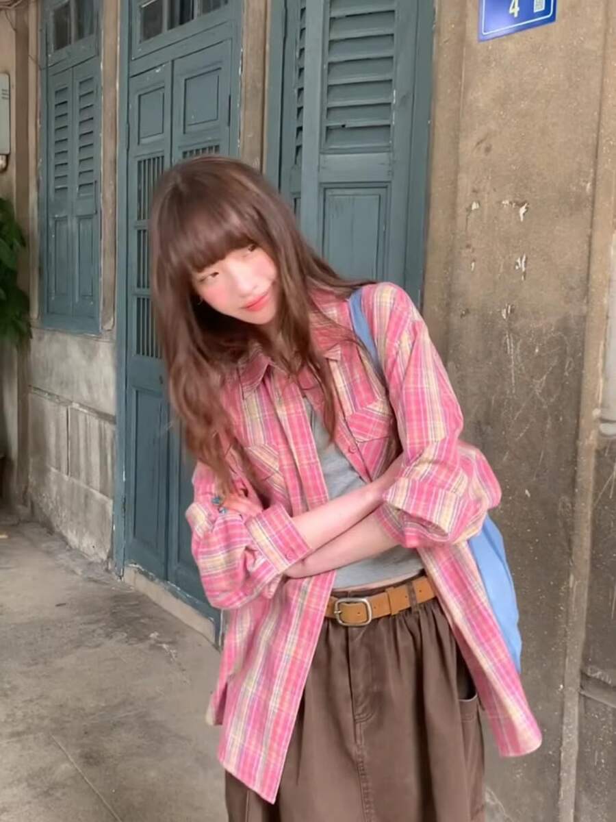 Camisa de cuadros rosa oversize retro para mujer, blusa de manga larga estilo Y2K holgada, cárdigan casual de protección solar, versátil para uso diario, streetwear, vacaciones de primavera - Rosado Sandía - Ver 1