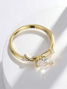 Charm-In 18K镀金铜戒指，梨形切割，扭曲绕臂设计，镶嵌迷你点缀石，立方氧化锆单钻订婚戒指，女士款 - 金色 - 查看 4