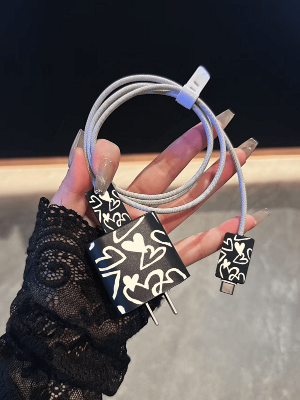 黑色爱心图案极简苹果充电器保护套，适用于20W 15充电线、16 Pro Max手机数据线、13/14 Plus保护套，防弯折防啃咬，情人节礼物