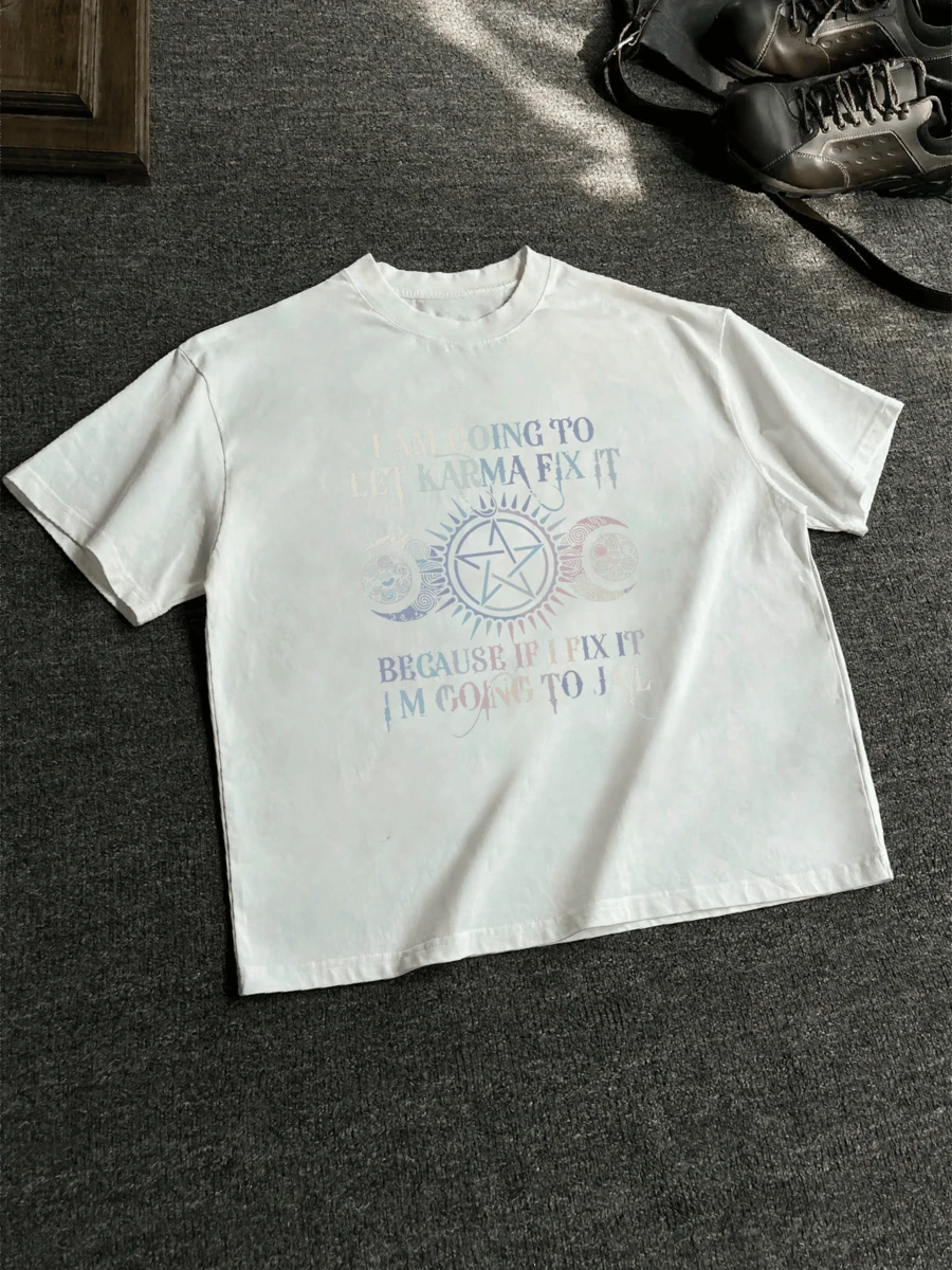 Cita mística sobre el karma con un patrón celestial de luna y sol que rodea un símbolo de pentagrama que muestra el equilibrio de la justicia y la energía cósmica. Gráfico humorístico. Camiseta de hombre 100% algodón. - Blanco - Ver 1