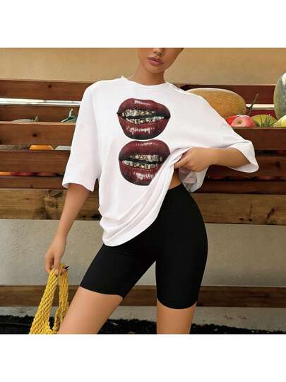 Bộ 2 món gồm áo thun oversized in hình răng nanh và quần short đạp xe, trang phục thường ngày phong cách đường phố.