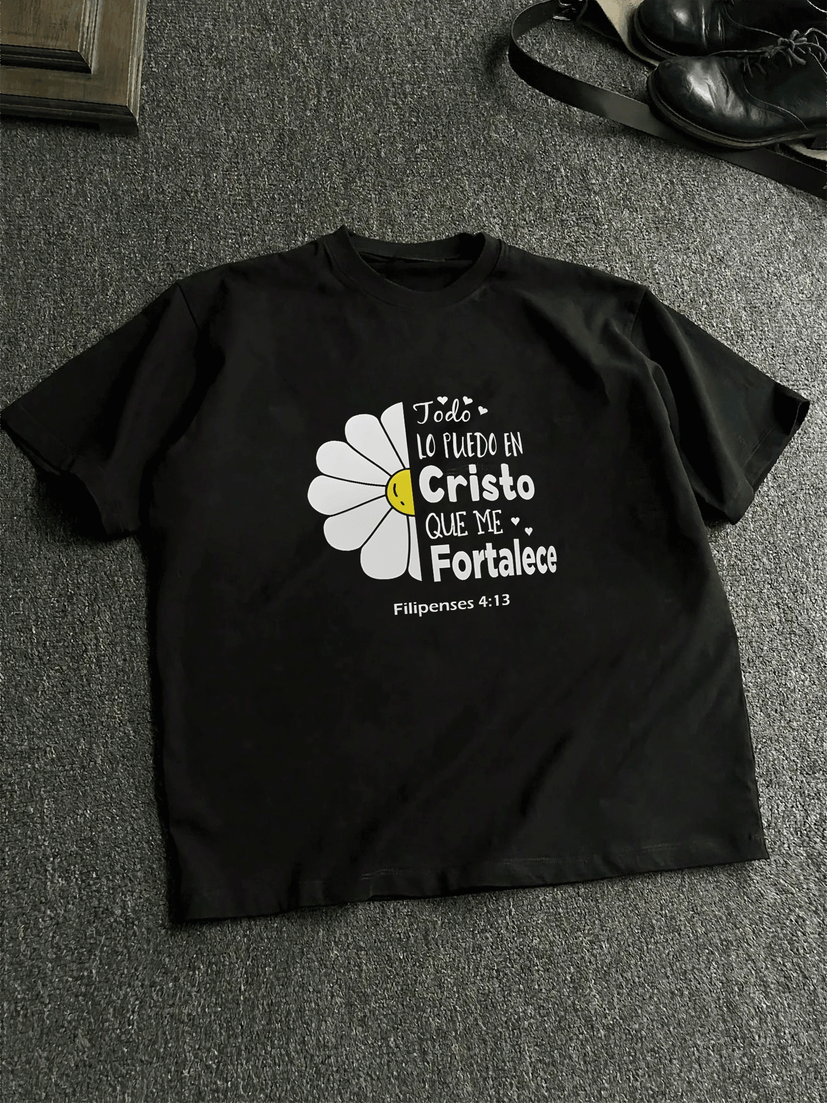 Camiseta para hombre 100% algodón con estampado de media margarita y frase en español que significa "Todo lo puedo en Cristo que me fortalece",que inspira fe y positividad. - Negro - Ver 1