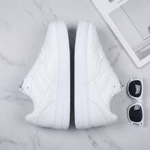 Tenis de hombre casuales y calzado deportivo de moda urbana, zapatos para hombre fabricados en material PU con suela de goma EVA, tenis para hombre en oferta con diseño de punta perforada transpirable, zapatos cómodos de hombre con cordones ajustables, tenis deportivos ligeros y resistentes al desgaste, estilo clásico versátil y moderno, calzado con suela antideslizante y amortiguación cómoda para caminar diariamente. - Blanco - Ver 10