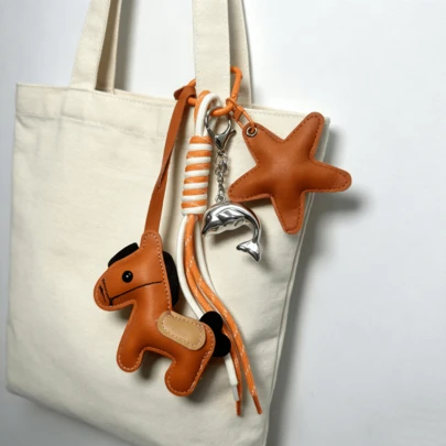 1 Set de Colgantes Charms en Miniatura de Caballo y Delfín, Llavero/Accesorio Bolso Lindo, Decoración de Teléfono/Coche de Cuero con Caballo y Estrella
