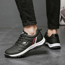 Tenis para hombre casuales de moda estilo coreano y Zapatos para hombre deportivos ligeros con cordones. Calzado de material sintético transpirable con suela antideslizante de caucho y excelente amortiguación. Zapatillas cómodas con diseño de rayas decorativas laterales ideal para estudiantes y uso diario, calzado urbano suave, resistente al desgaste y de alta calidad para caminar con estilo. - Negro - Ver 3