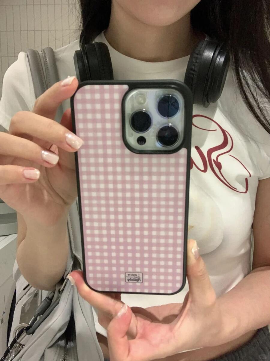 Ốp điện thoại họa tiết kẻ caro hồng trắng, tương thích với iPhone 17 Pro Max, 17 Pro, 17 Air, 17, 15, 16 Pro Max, 14 Pro, 13, 12, 11, với mặt lưng mềm mại, là món quà lý tưởng dành cho các bạn nữ. - kẻ caro hồng trắng - Xem 1