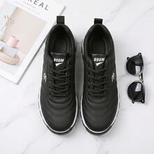 Tenis para hombre casuales de moda estilo coreano y Zapatos para hombre deportivos ligeros con cordones. Calzado de material sintético transpirable con suela antideslizante de caucho y excelente amortiguación. Zapatillas cómodas con diseño de rayas decorativas laterales ideal para estudiantes y uso diario, calzado urbano suave, resistente al desgaste y de alta calidad para caminar con estilo. - Negro - Ver 10