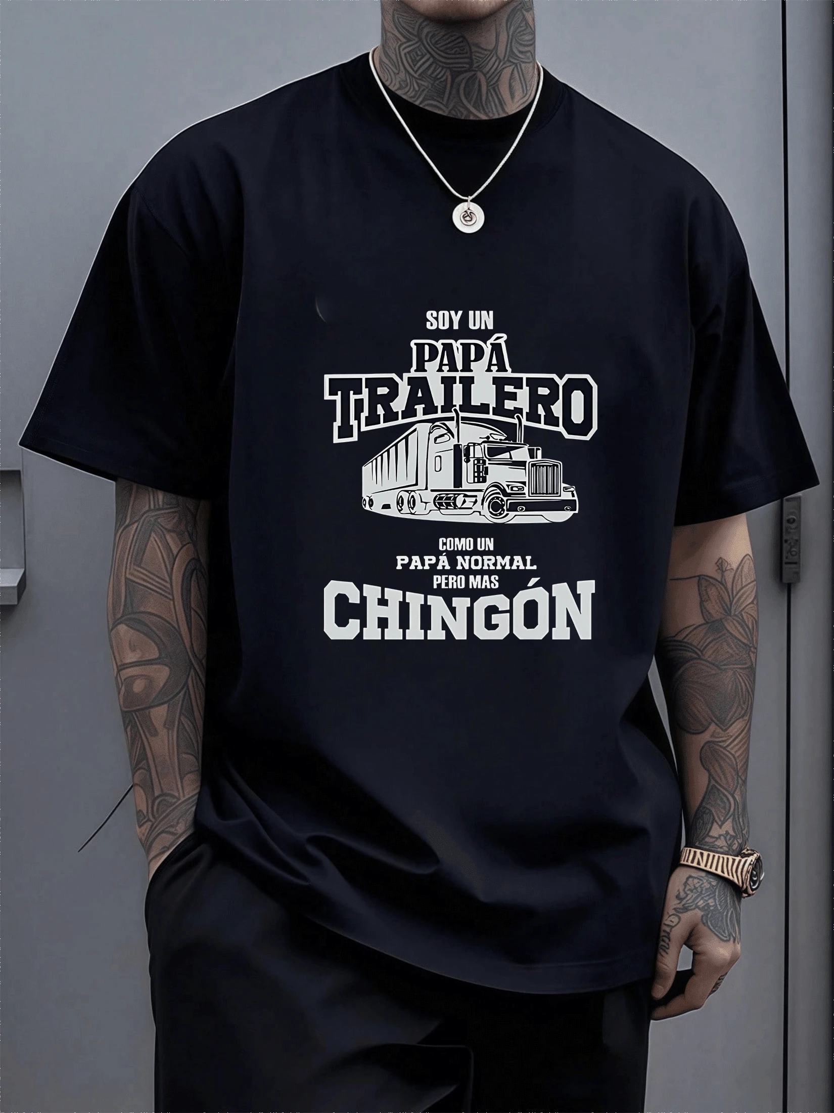 Camiseta para hombre 100% algodón con la imagen de un orgulloso papá camionero y el texto en negrita que dice: Soy un papá camionero como cualquier otro papá pero más genial mostrando amor por los padres trabajadores - Negro - Ver 1