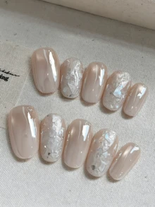 10片中號橢圓形假指甲，裸杏色半透明鏡面底色，銀白色貝殼碎片與細閃亮片設計，手工壓克力穿戴甲，附果凍膠、黏貼棒與指甲锉 - 彩色 - 查看 3