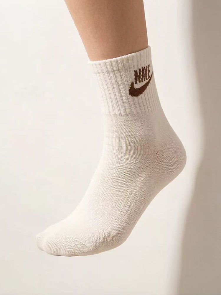 Vớ Nike dài đến giữa bắp chân, thoải mái, mềm mại, đơn giản và thân thiện với da, phù hợp cho cả nam và nữ. - Màu Khaki - Xem 1