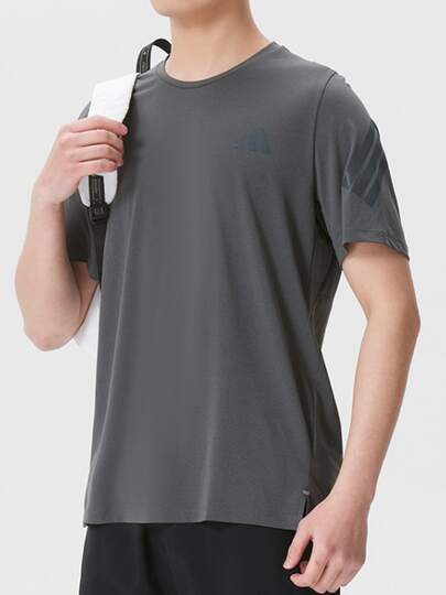  Áo thun nam adidas Iconic cổ tròn, tay ngắn, dáng suông, màu trơn.