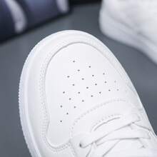 Tenis de hombre casuales y calzado deportivo de moda urbana, zapatos para hombre fabricados en material PU con suela de goma EVA, tenis para hombre en oferta con diseño de punta perforada transpirable, zapatos cómodos de hombre con cordones ajustables, tenis deportivos ligeros y resistentes al desgaste, estilo clásico versátil y moderno, calzado con suela antideslizante y amortiguación cómoda para caminar diariamente. - Blanco - Ver 6