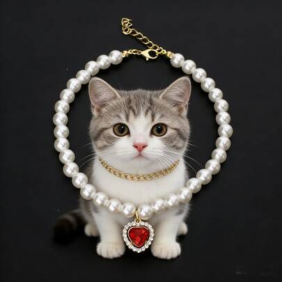 奢华优雅的宠物项链，采用仿珍珠材质，可调节设计，适合猫狗佩戴，舒适时尚的高端项圈，适合日常佩戴。