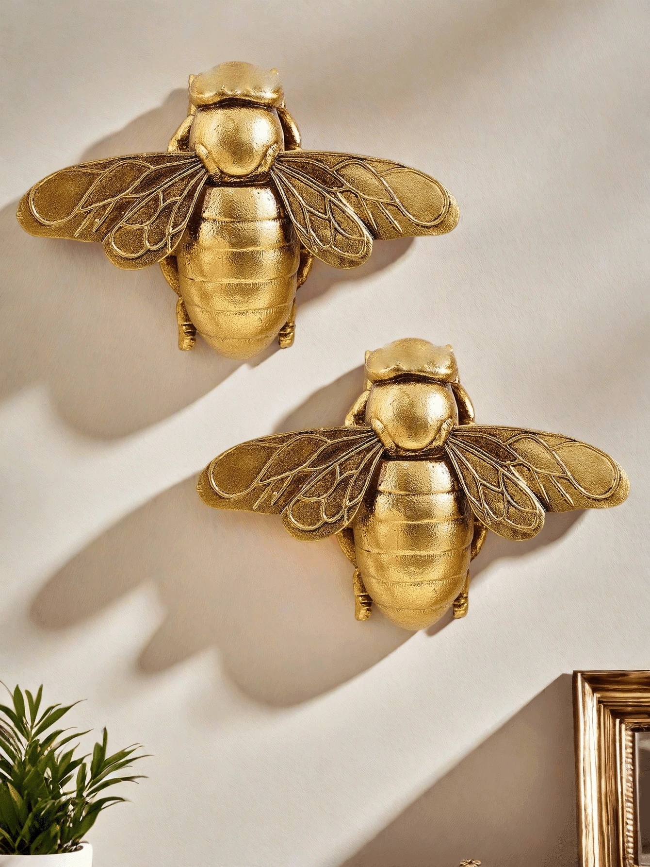 1pc Unique Creative Gold Bee Shaped Wall Decor, Handmade Photo Frame Decorative Insect Accessory, Home Party Insect Museum Hanging Ornament, Personalized Gift, Insect Decoration