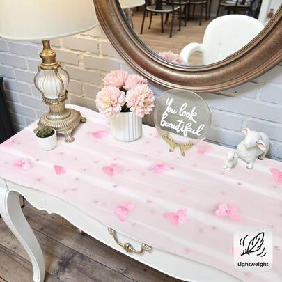 珍珠粉色薄纱桌旗，饰有3D蝴蝶，采用透明薄纱网眼蕾丝面料，长方形涤纶材质，纯色，做工简洁，是婚礼、婴儿派对、聚会、节日、餐桌装饰、手工制作的理想之选，柔软轻盈。