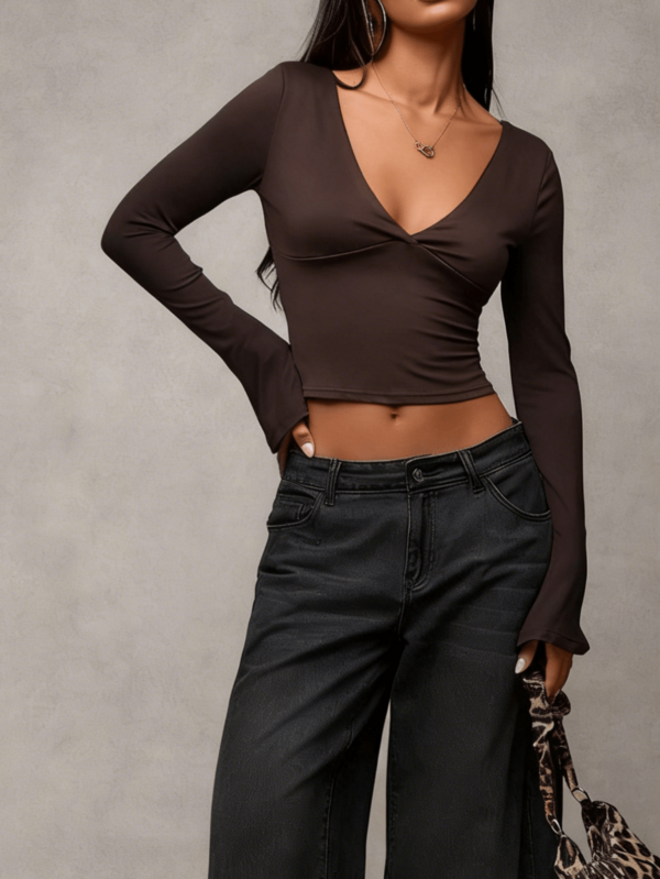 夏季街头时尚修身女式V领短袖Y2K露脐上衣，适合夜店穿着