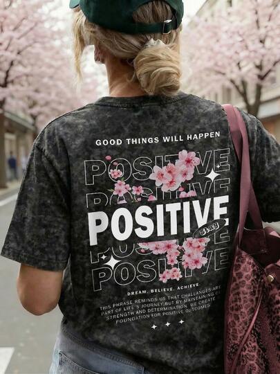 Camiseta de manga corta de cuello redondo con estampado de lema en inglés y diseño de estilo tie-dye, de moda nueva para el verano, con estampado versátil y elegante de flor de ciruelo y árbol de pino, adecuada para mujeres